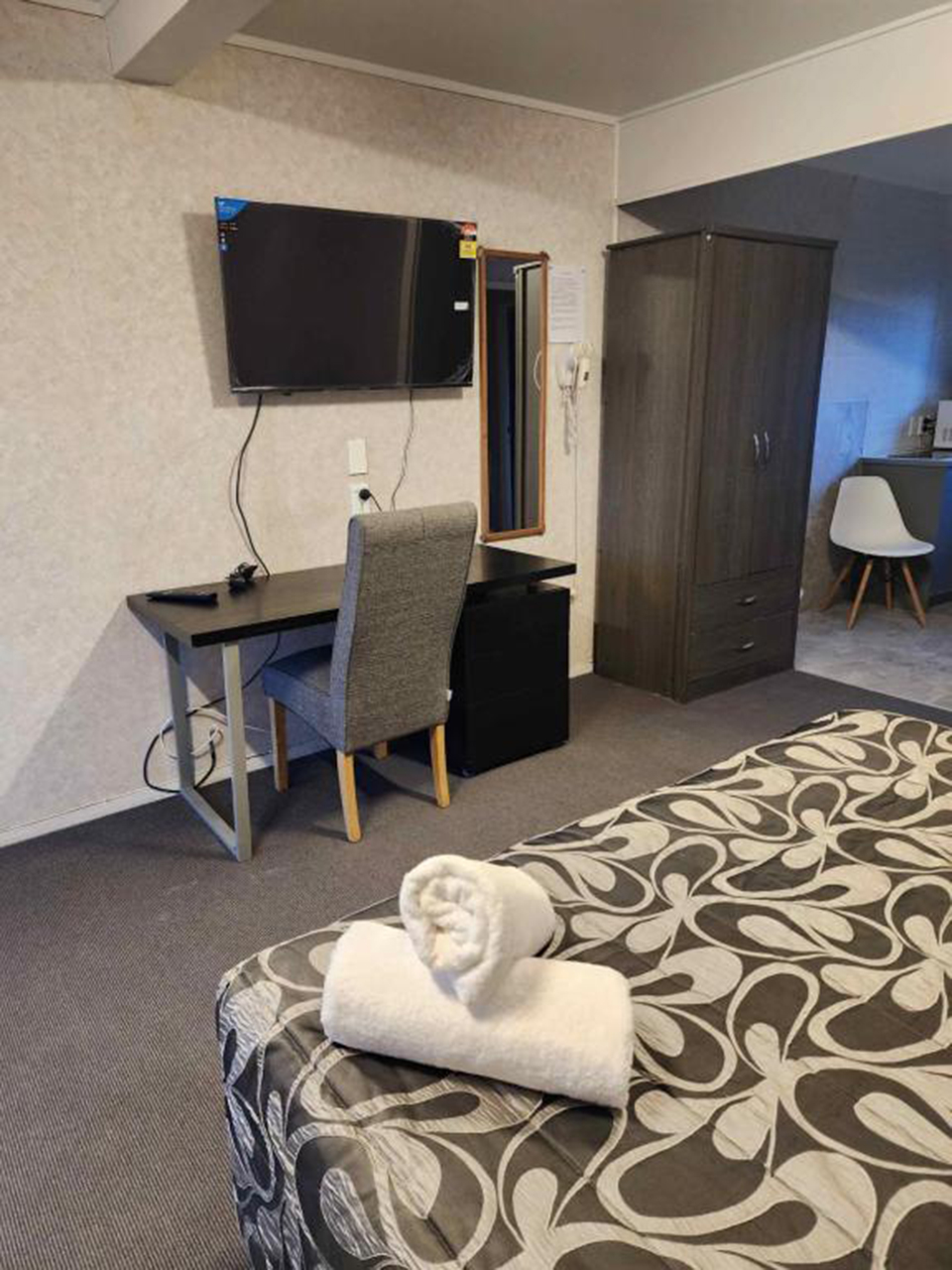 Papakura Crusoe's Motel Slide 6