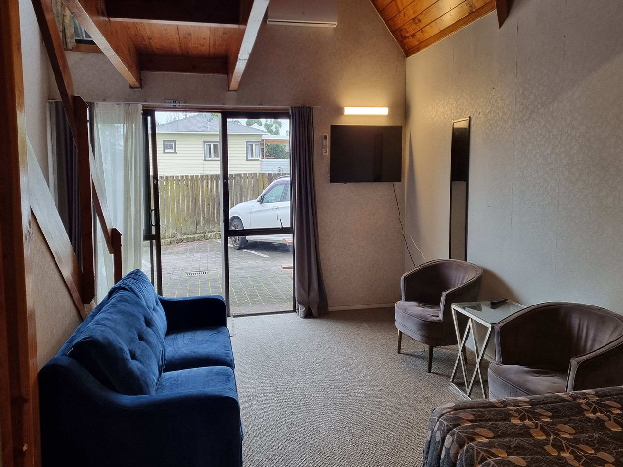 Papakura Crusoe's Motel Slide 1