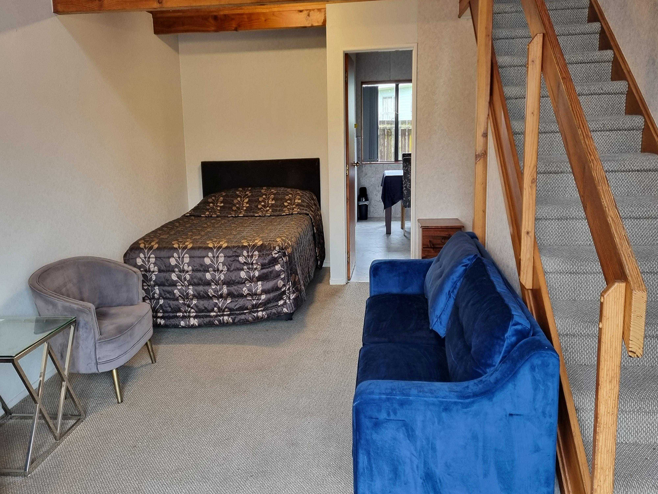 Papakura Crusoe's Motel Slide 1