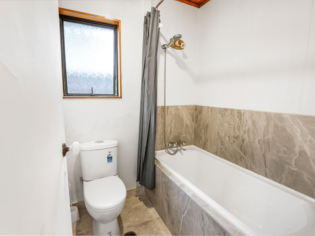 Papakura Crusoe's Motel Slide 1